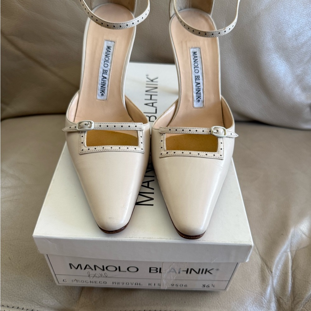 Manolo Blahnik Beige Heels with Buckle Detail